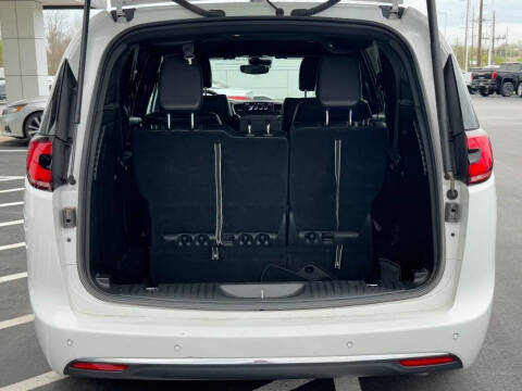 2025 Chrysler Pacifica Select