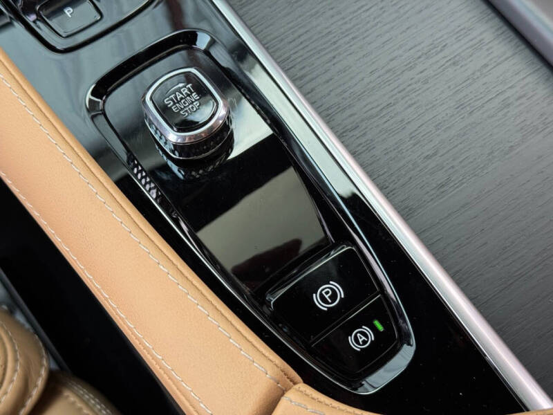 2024 Volvo XC90 Recharge T8 Ultimate Bright Theme 7P