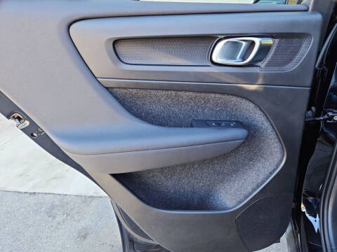 2024 Volvo XC40 B5 Plus Dark Theme