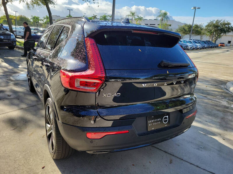 2024 Volvo XC40 B5 Plus Dark Theme