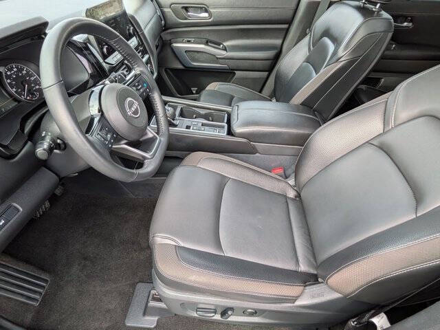2025 Nissan Pathfinder SL