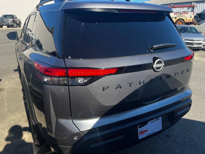 2024 Nissan Pathfinder SV