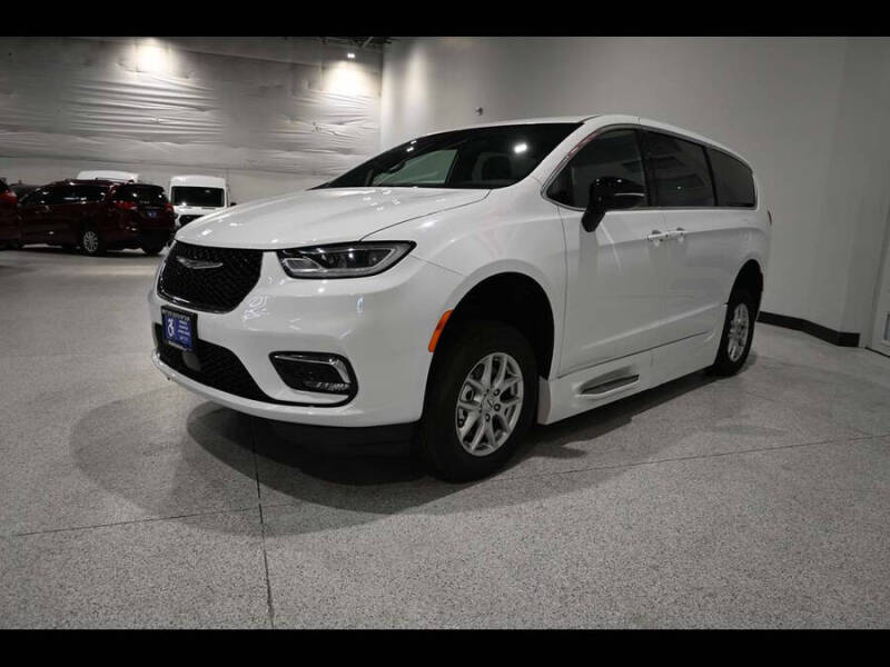 2024 Chrysler Pacifica Touring