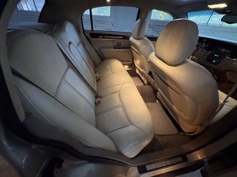 2005 Lincoln Town Car Signature Limited