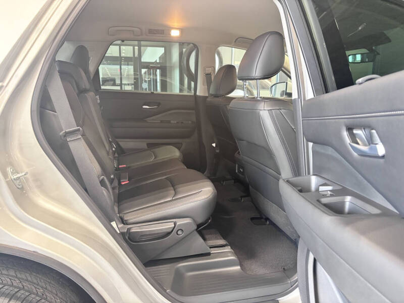 2025 Nissan Pathfinder SL