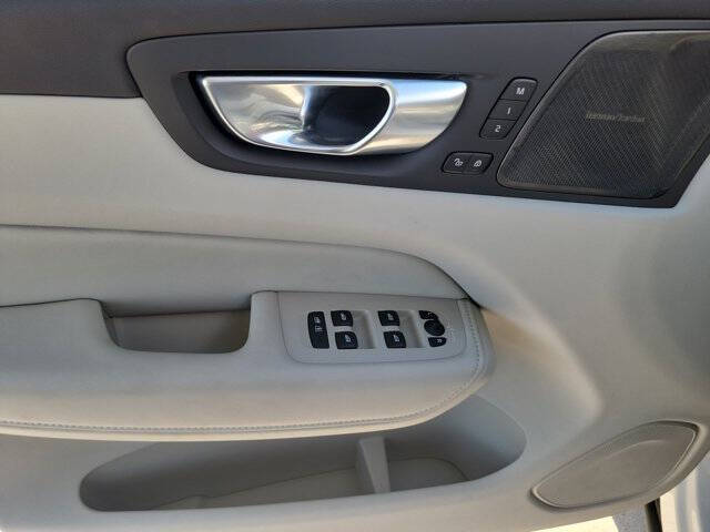 2025 Volvo XC60 B5 Ultra Dark Theme