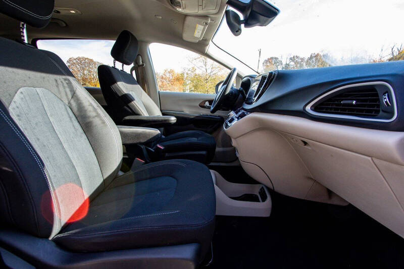 2022 Chrysler Voyager LX