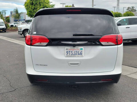 2023 Chrysler Voyager LX