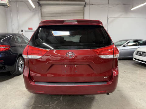 2012 Toyota Sienna LE 8-Passenger