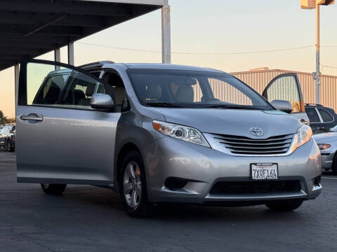 2015 Toyota Sienna LE 8-Passenger