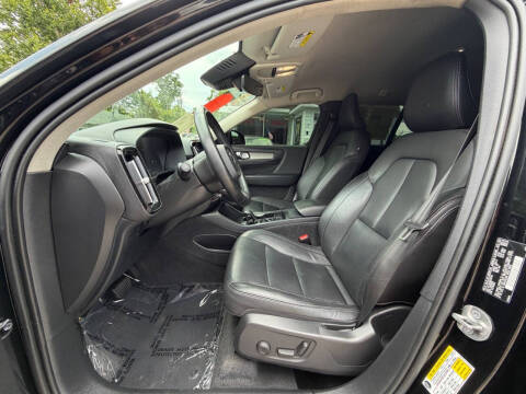 2024 Volvo XC40 B5 Core Dark Theme