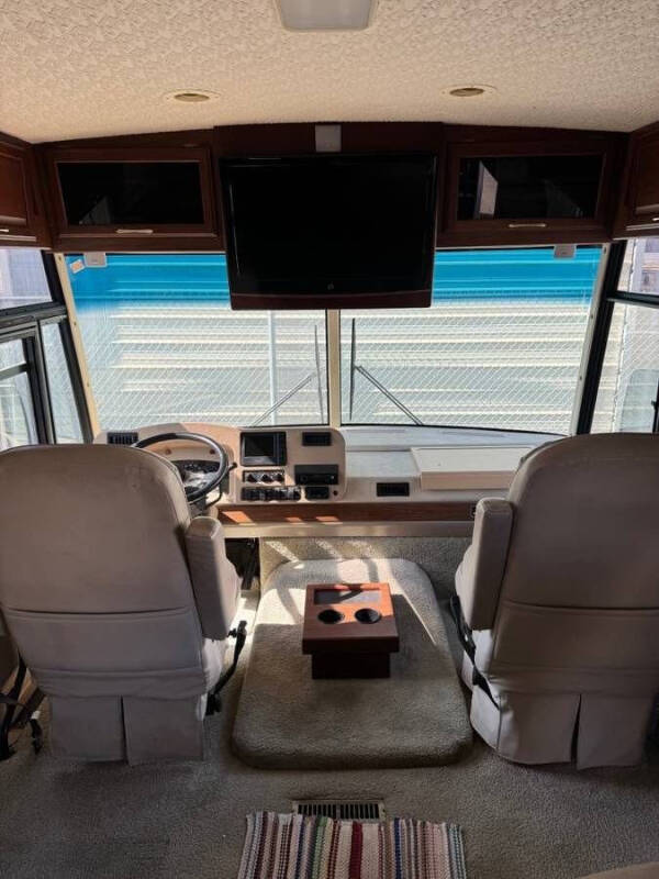 2004 Winnebago Adventurer