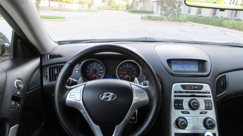 2010 Hyundai Genesis Coupe Premium photo 24