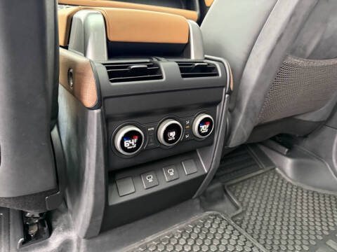 2024 Land Rover Defender 130 P400 X-Dynamic SE