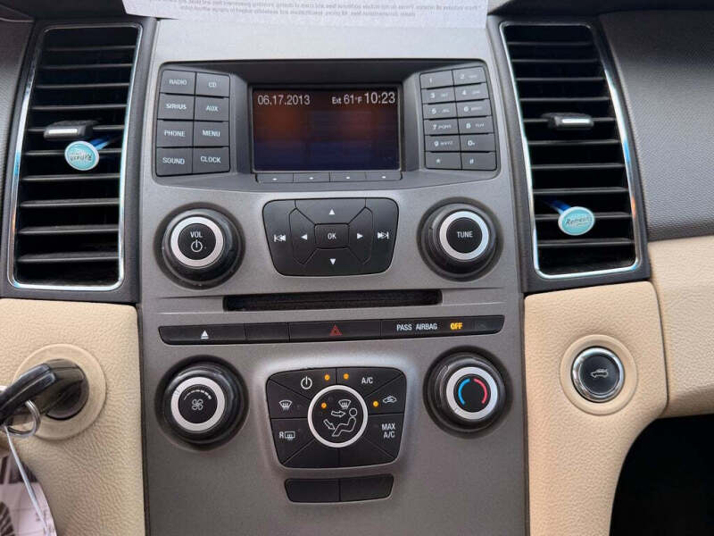 2013 Ford Taurus SE