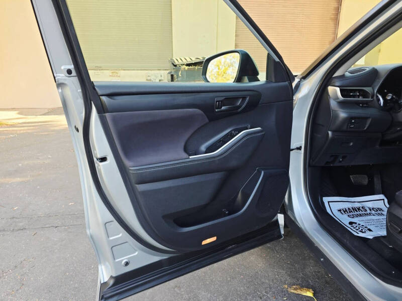 2020 Toyota Highlander LE