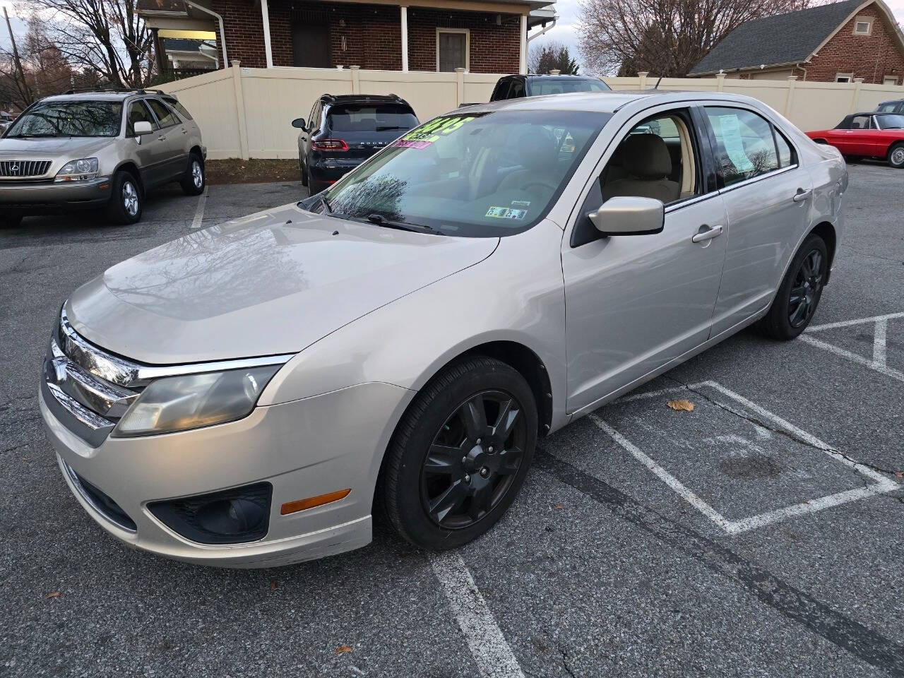 2010 Ford Fusion for sale at QUEENSGATE AUTO SALES in York, PA