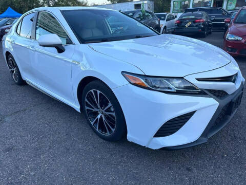 2019 Toyota Camry Hybrid for sale at GO GREEN MOTORS in Lakewood CO