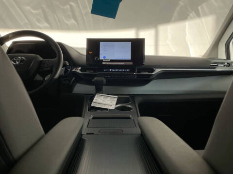 2025 Toyota Sienna LE 8-Passenger