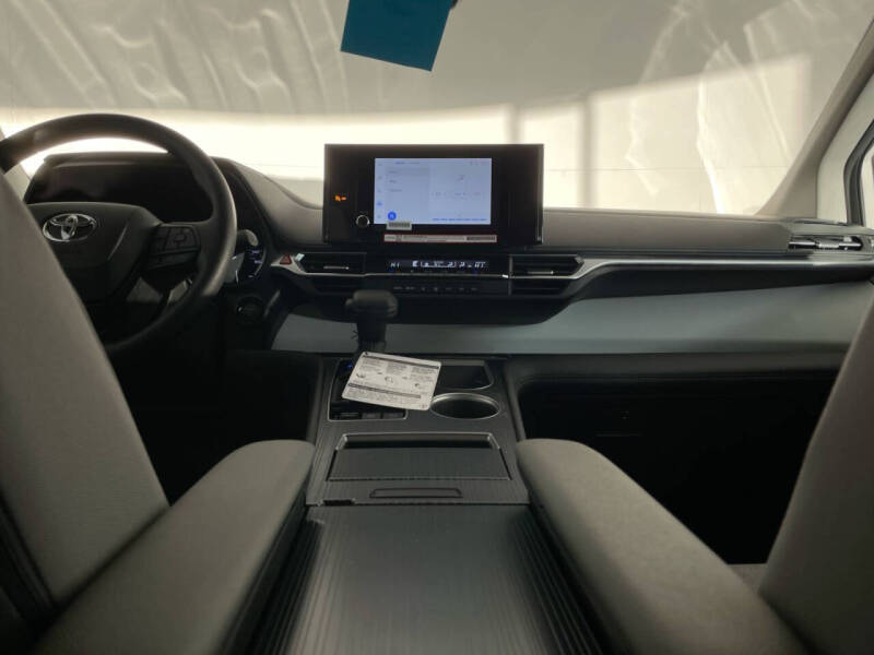 2025 Toyota Sienna LE 8-Passenger