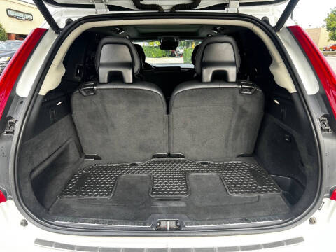 2016 Volvo XC90 T6 Momentum