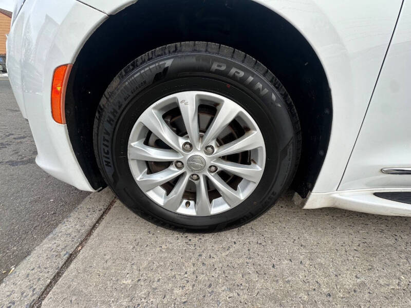 2017 Chrysler Pacifica Touring-L