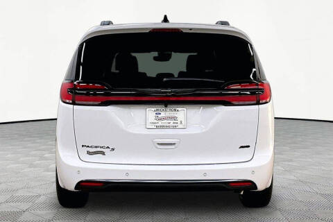 2026 Chrysler Pacifica Select