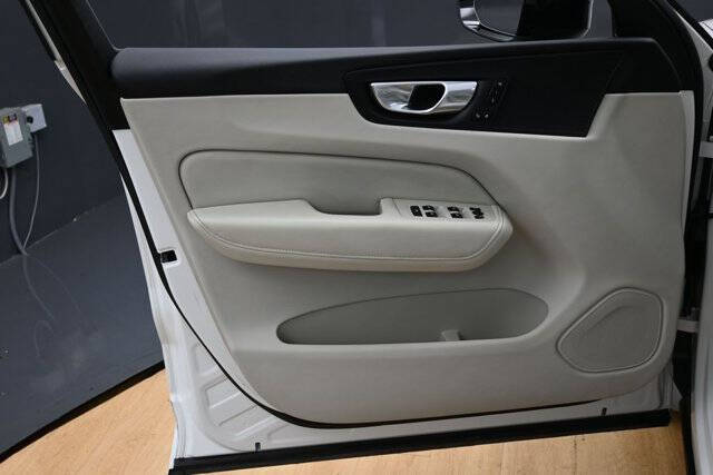 2024 Volvo XC60 B5 Core Dark Theme