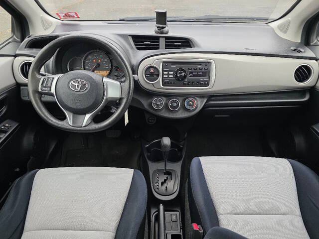 2012 Toyota Yaris 5-Door LE