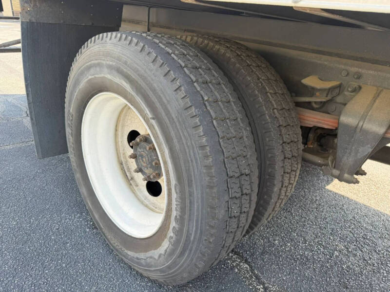 2005 Freightliner M2 106