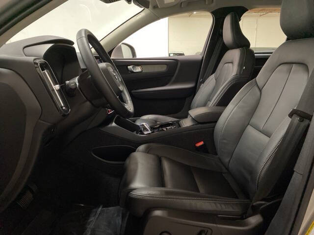 2025 Volvo XC40 B5 Plus Bright Theme