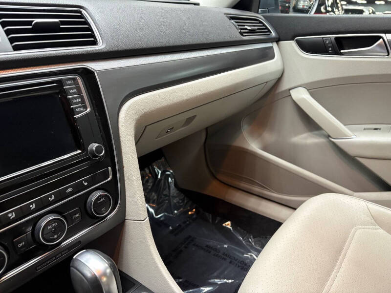 2017 Volkswagen Passat 1.8T R-Line