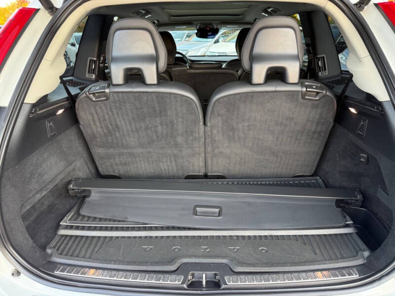 2022 Volvo XC90 T6 Momentum 7-Passenger