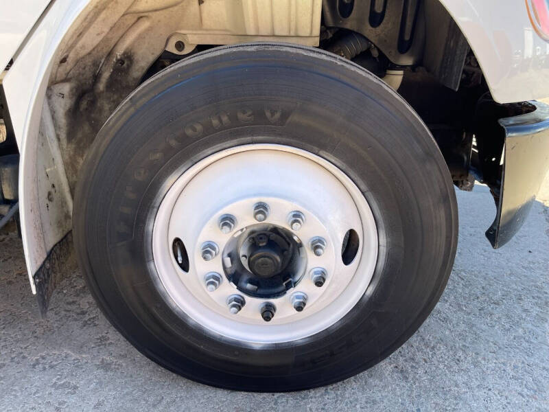 2013 Freightliner Business class M2