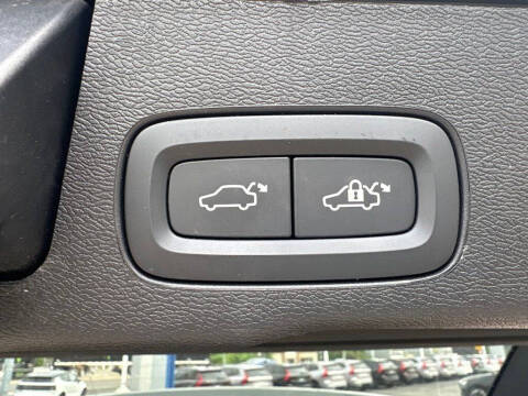 2025 Volvo XC60 T8 Plus Dark Theme