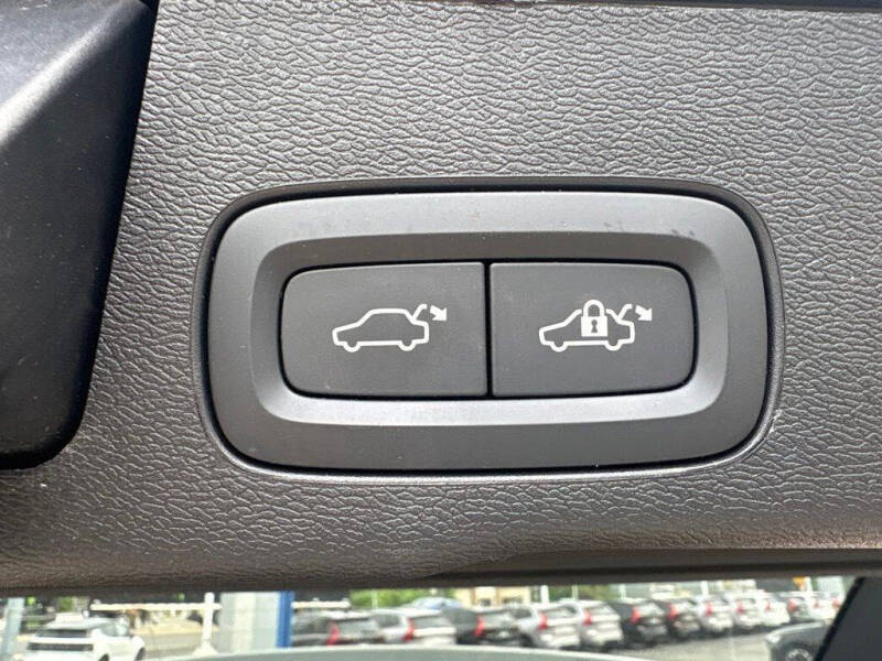 2025 Volvo XC60 T8 Plus Dark Theme