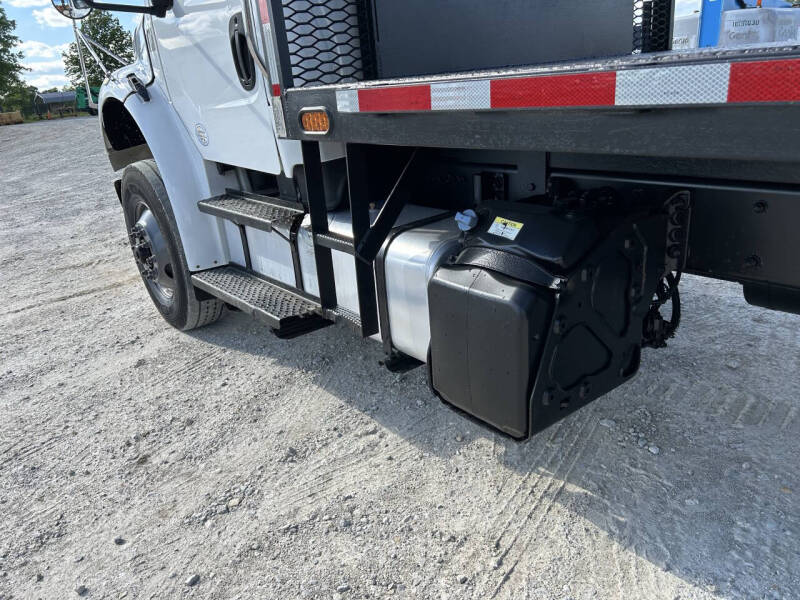 2017 Freightliner M2106 Truck