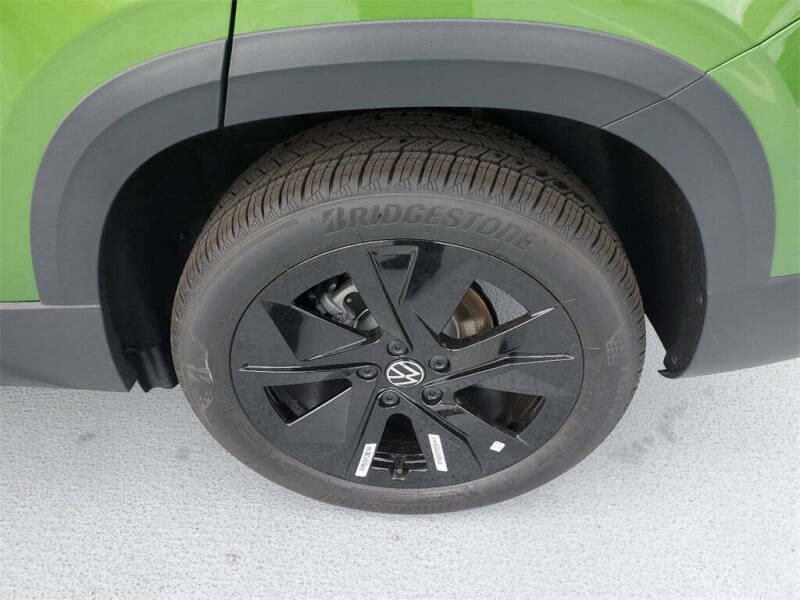 2025 Volkswagen Taos SE Black