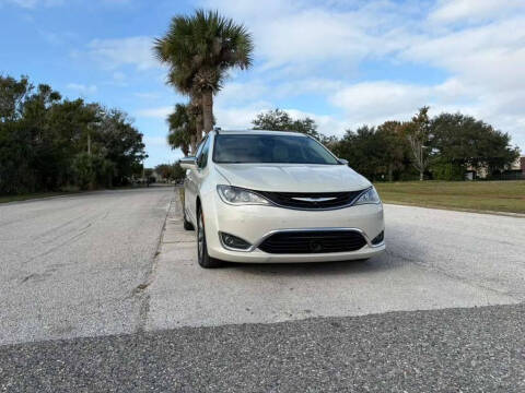 2017 Chrysler Pacifica Hybrid Platinum