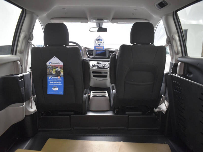 2022 Chrysler Voyager LX