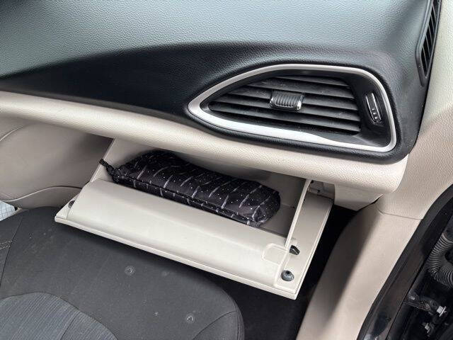 2022 Chrysler Voyager LX