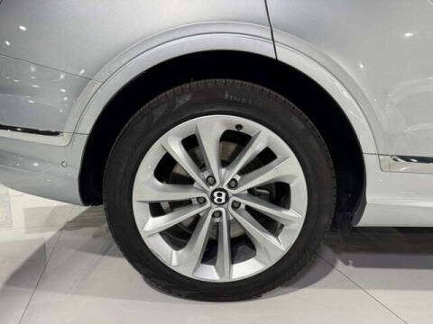 2023 Bentley Bentayga EWB V8