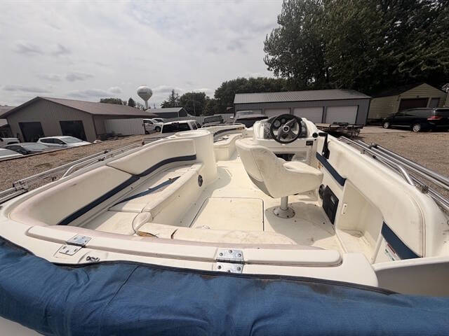 2000 Larson Boats 233 Escape
