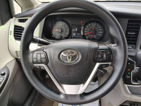 2016 Toyota Sienna LE 8-Passenger