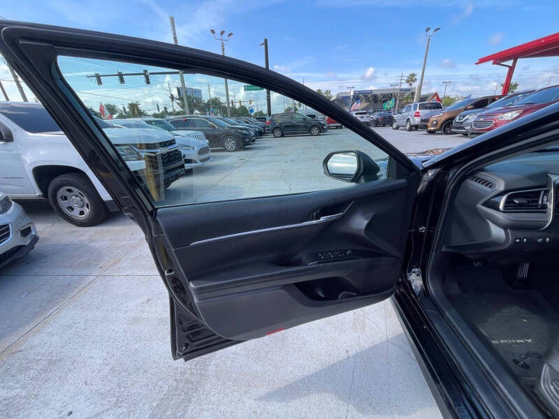 2020 Toyota Camry SE