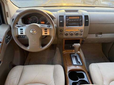 2005 Nissan Pathfinder LE