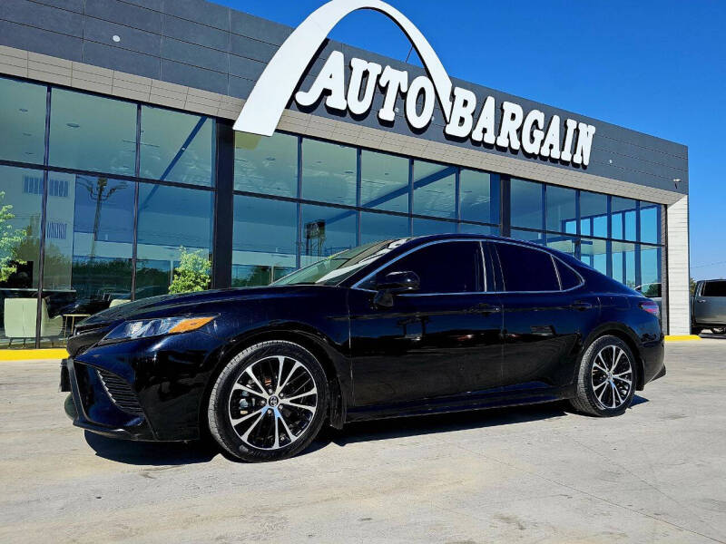 2019 Toyota Camry SE photo 2