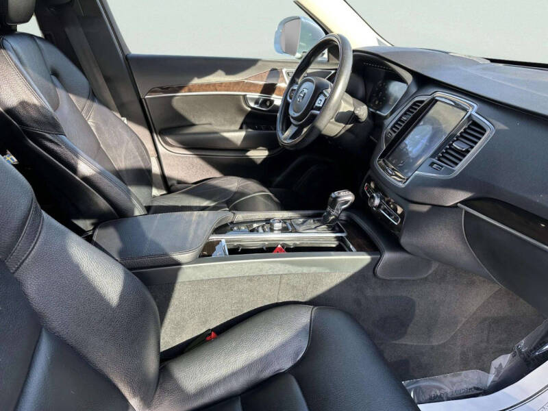 2019 Volvo XC90 T6 Momentum