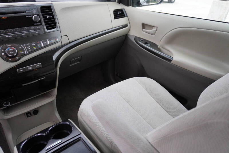 2013 Toyota Sienna LE 7-Passenger Auto Access Seat