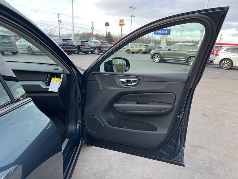 2025 Volvo XC60 T8 Plus Dark Theme